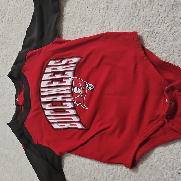 NFL TAMPA BAY BUCCANEERS ONESIE - Picture 1 of 4